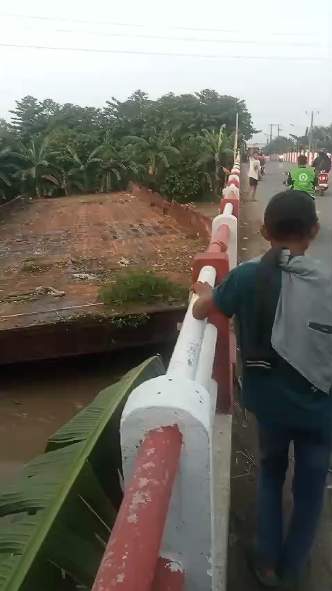  Kapal Tongkang Cikarang